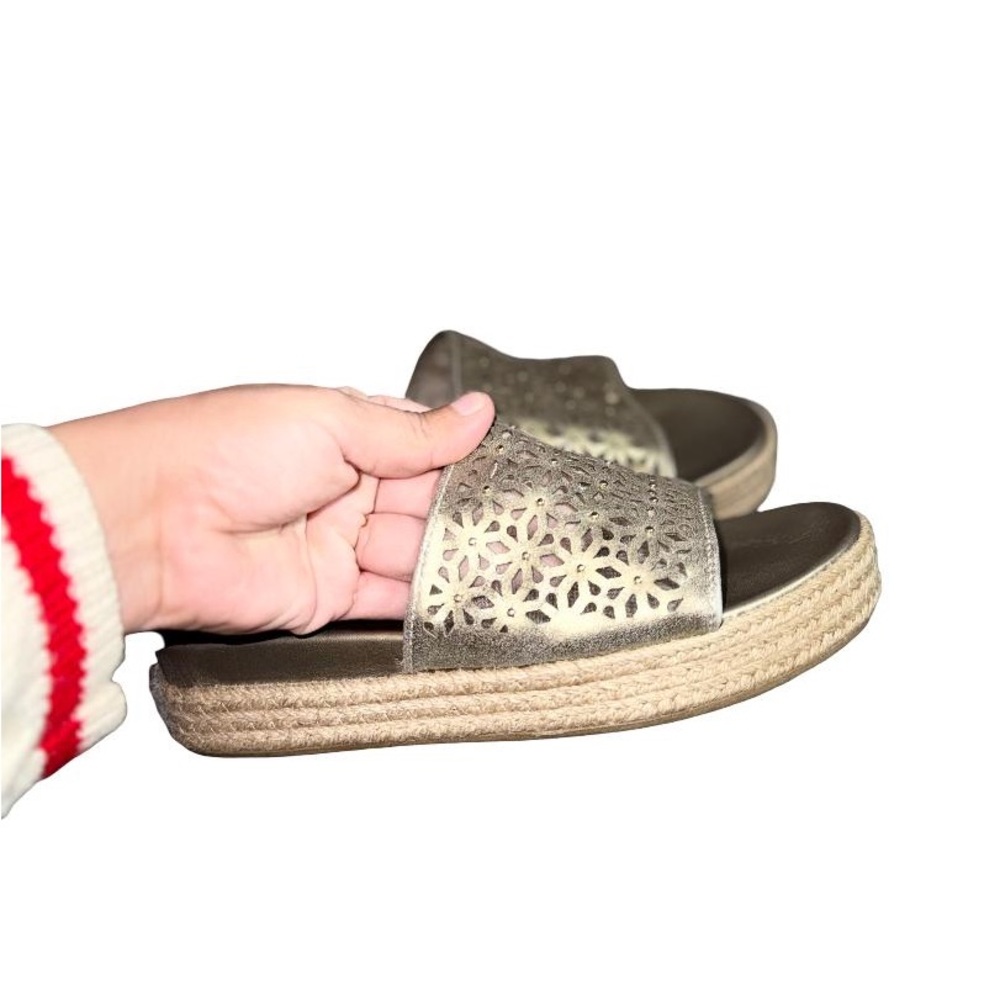 Hush Puppies Gold and Tan Sandals